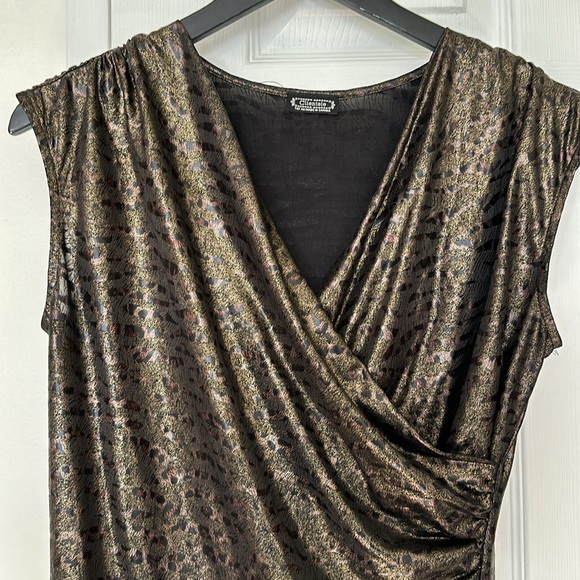 Sleeveless Gold and Bronze blouse. - Picture 4 of 7
